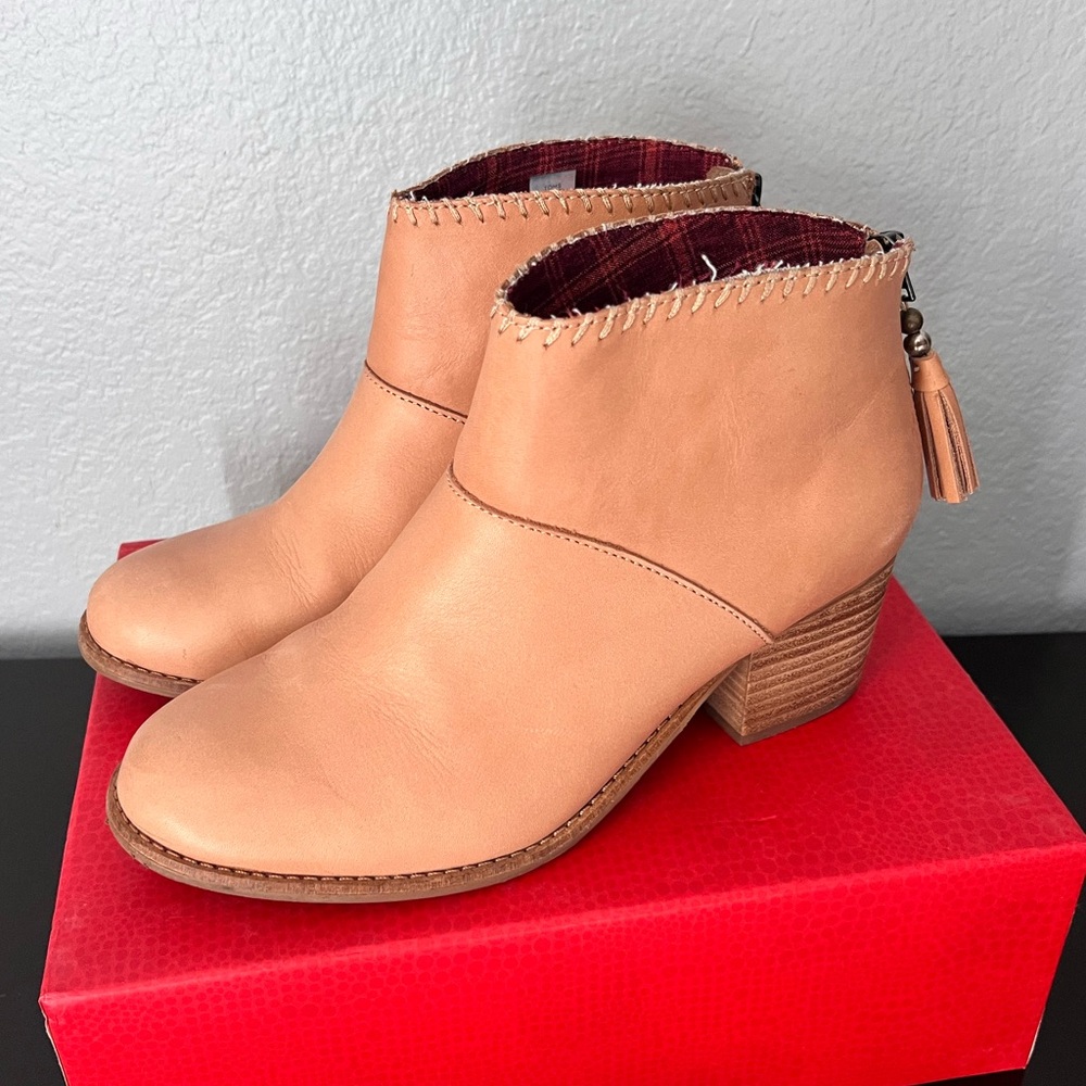 TOMS CARAMEL TASSE ANKLE BOOTS